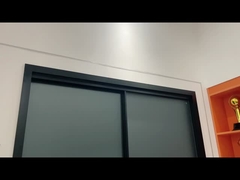 16. Porta de correr extremamente estreita